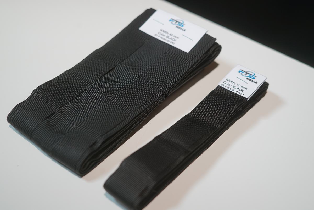 TecSys Molleband in 82 mm und 32 mm Breite, schwarz, im Größenvergleich