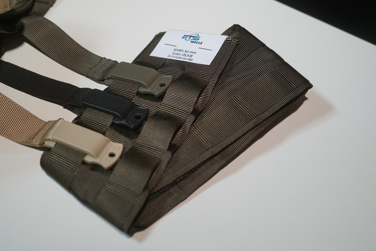 TecSys Befestigungsclip in Oliv, Schwarz und Coyote im 82-mm-Molleband einer taktischen Tasche