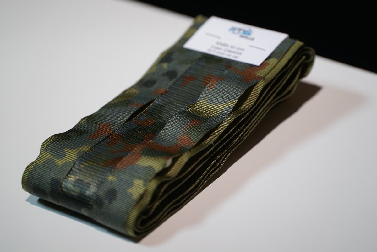 TecSys Molleband 82 mm im Flecktarn-Druck, aufgerollt mit Musteretikett